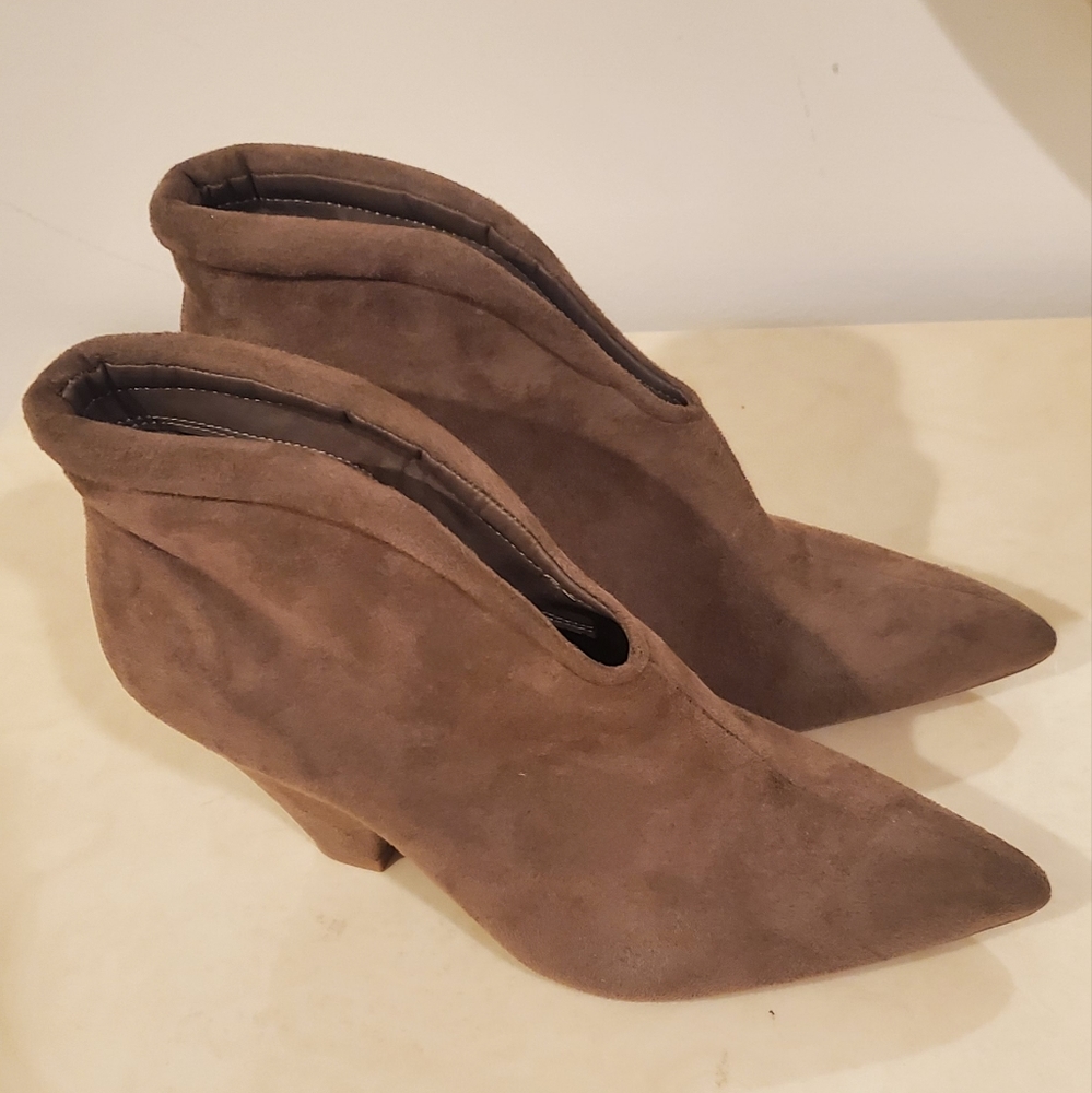 Wild Diva lounge boots size-9